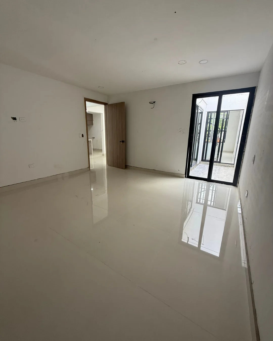 Casa en venta la castellana 4 habitaciones + servicio + estudio + piscina
