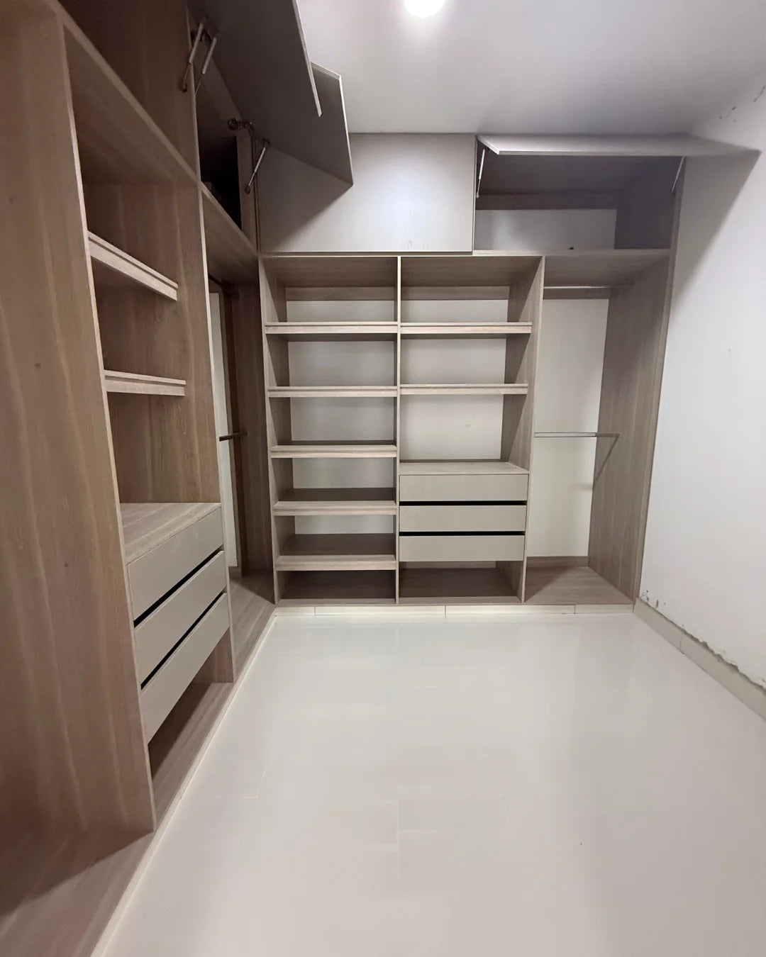 Casa en venta la castellana 4 habitaciones + servicio + estudio + piscina