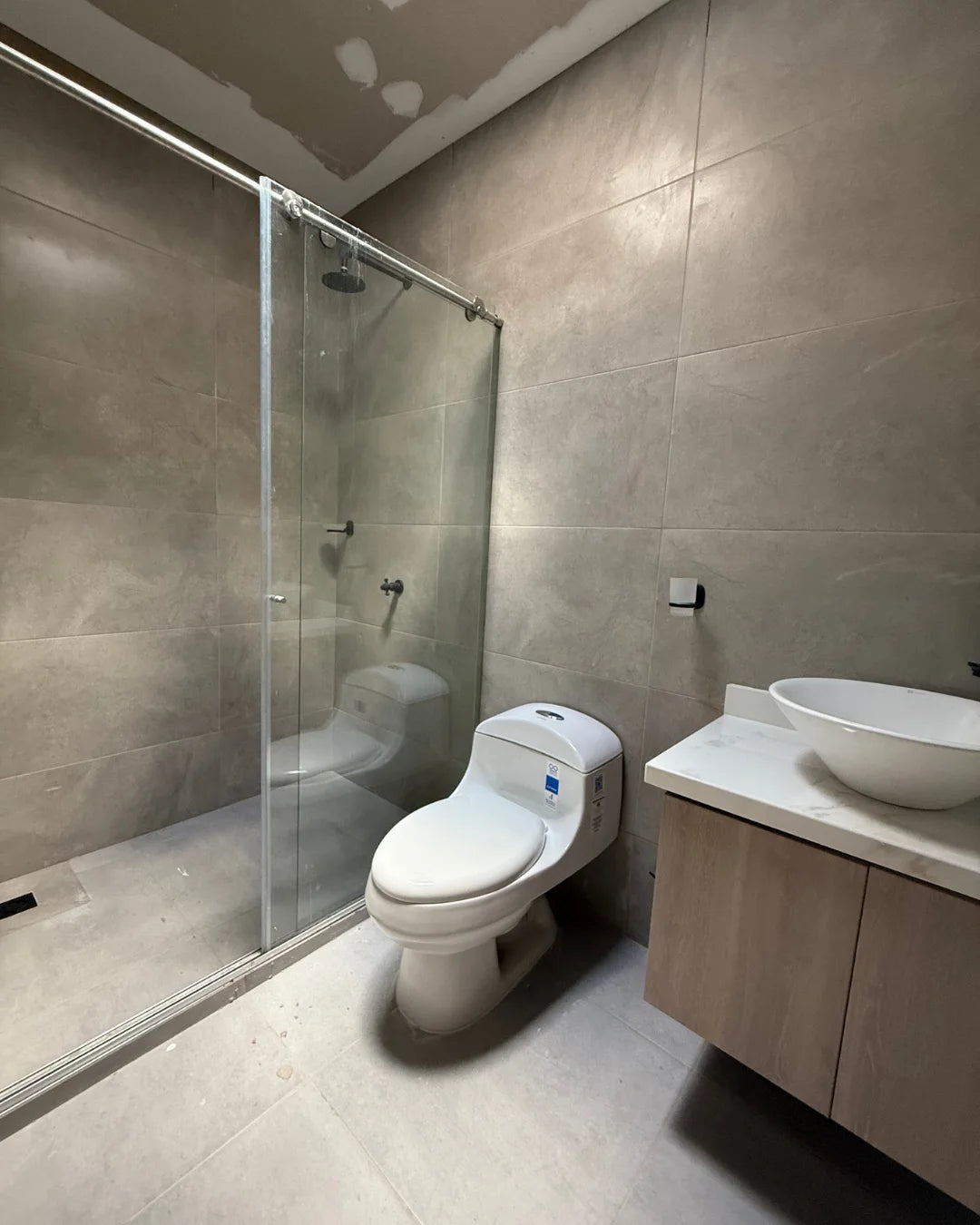 Casa en venta la castellana 4 habitaciones + servicio + estudio + piscina