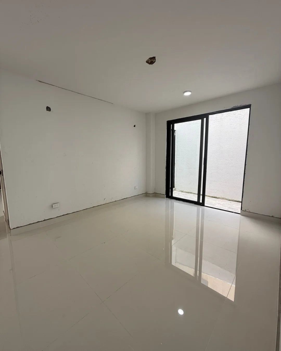 Casa en venta la castellana 4 habitaciones + servicio + estudio + piscina
