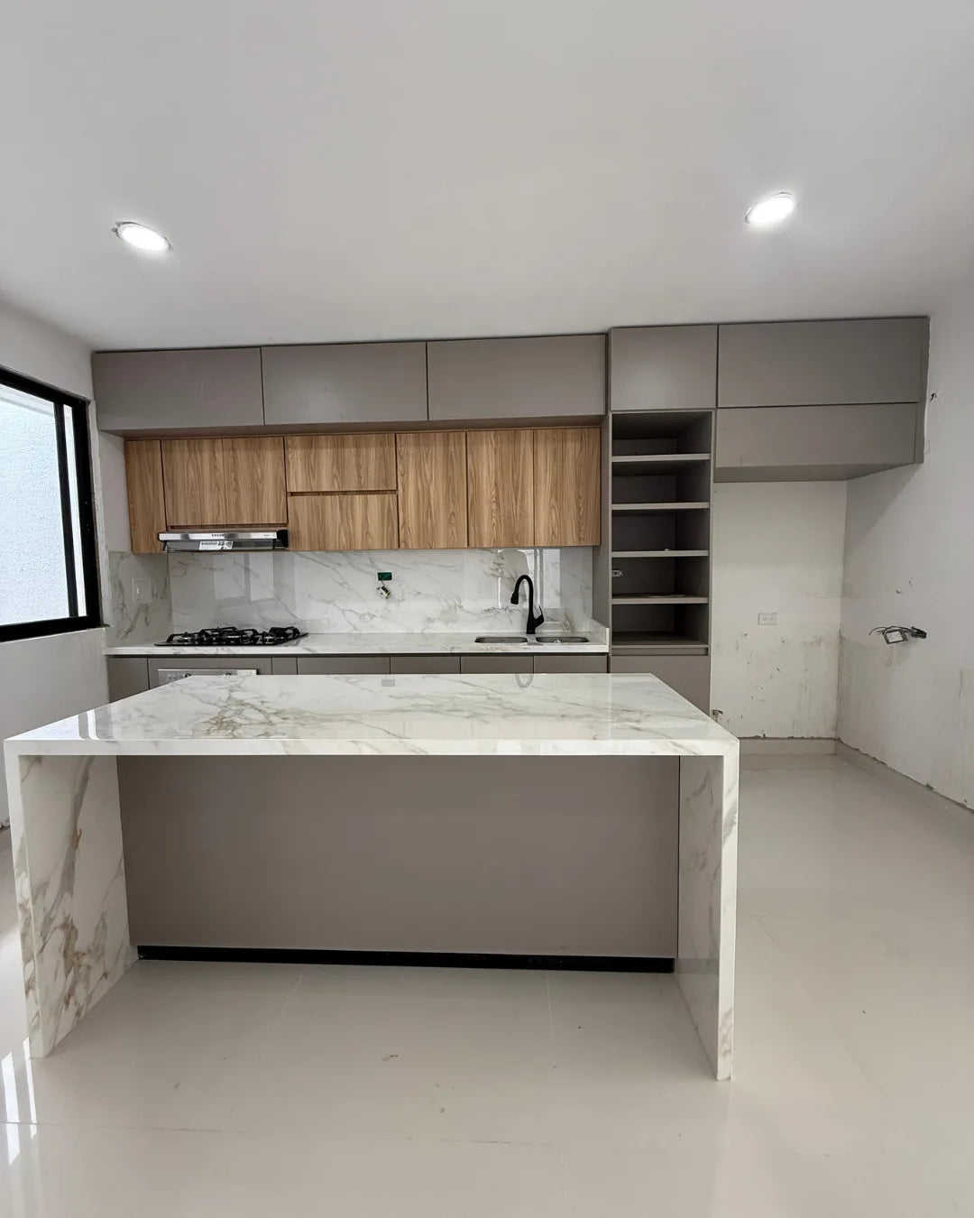 Casa en venta la castellana 4 habitaciones + servicio + estudio + piscina
