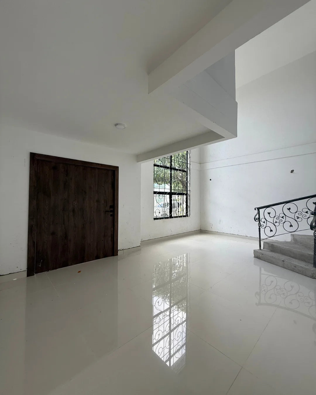 Casa en venta la castellana 4 habitaciones + servicio + estudio + piscina