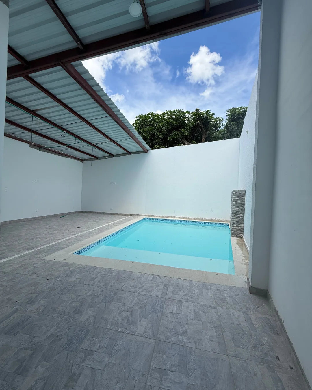 Casa en venta la castellana 4 habitaciones + servicio + estudio + piscina