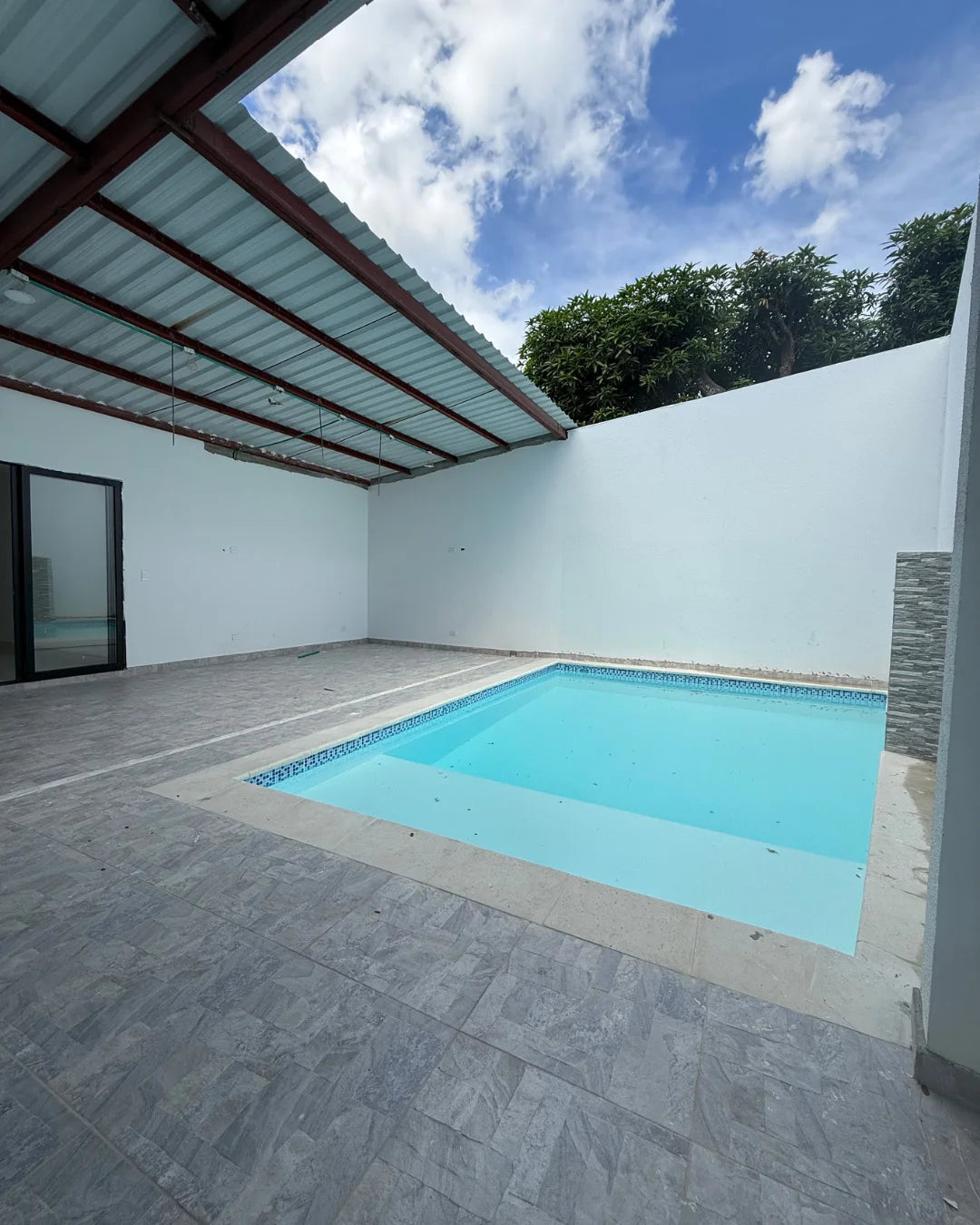 Casa en venta la castellana 4 habitaciones + servicio + estudio + piscina
