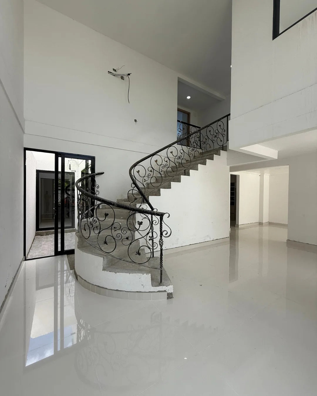 Casa en venta la castellana 4 habitaciones + servicio + estudio + piscina