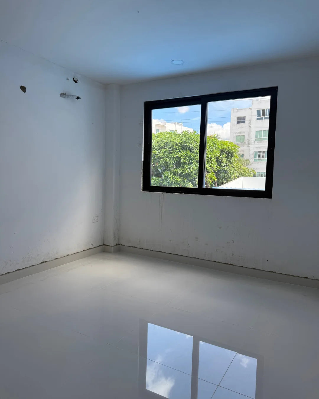 Casa en venta la castellana 4 habitaciones + servicio + estudio + piscina