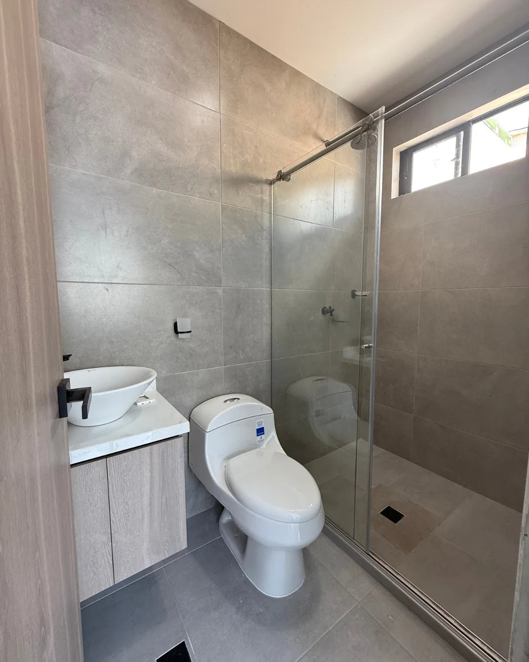 Casa en venta la castellana 4 habitaciones + servicio + estudio + piscina