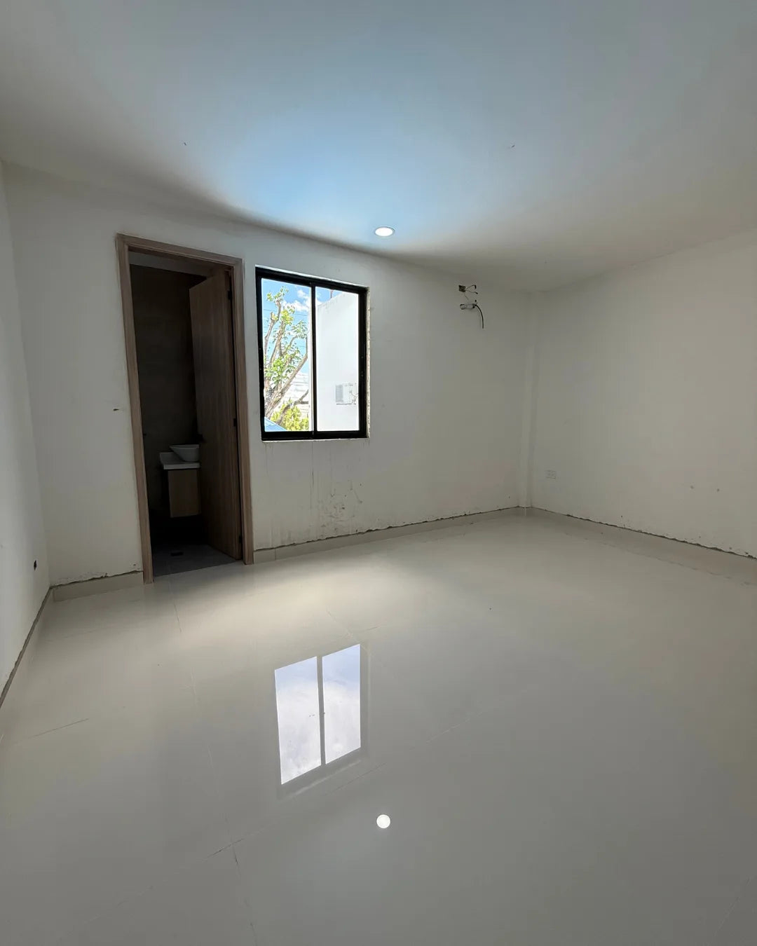 Casa en venta la castellana 4 habitaciones + servicio + estudio + piscina