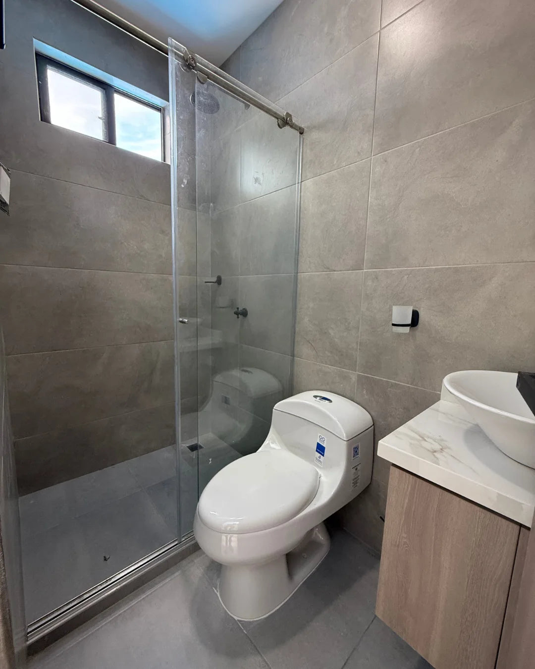 Casa en venta la castellana 4 habitaciones + servicio + estudio + piscina