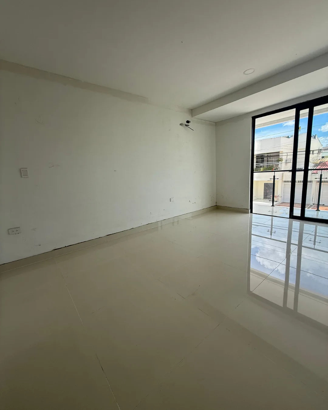 Casa en venta la castellana 4 habitaciones + servicio + estudio + piscina