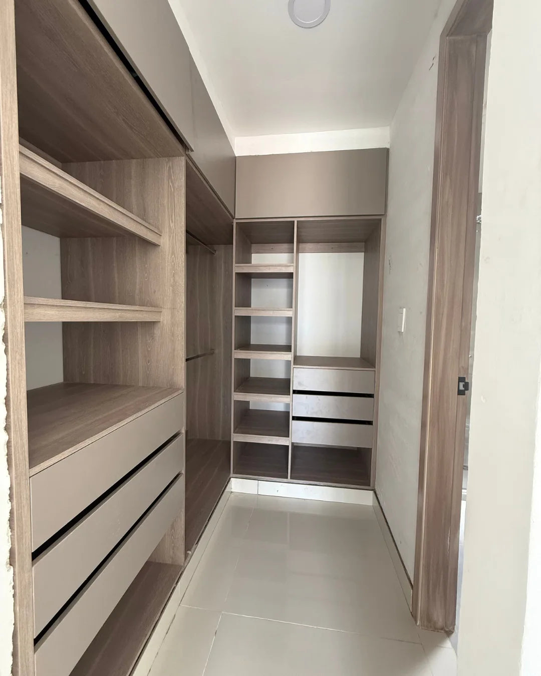 Casa en venta la castellana 4 habitaciones + servicio + estudio + piscina