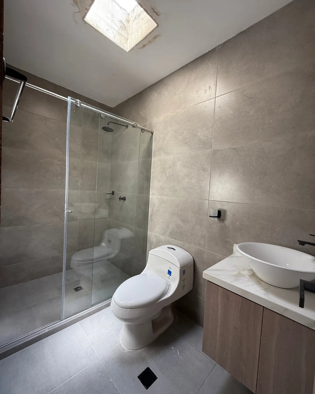 Casa en venta la castellana 4 habitaciones + servicio + estudio + piscina