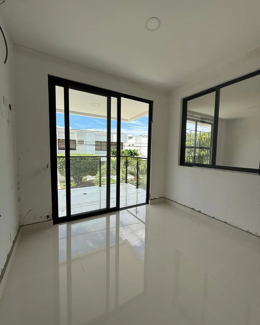 Casa en venta la castellana 4 habitaciones + servicio + estudio + piscina