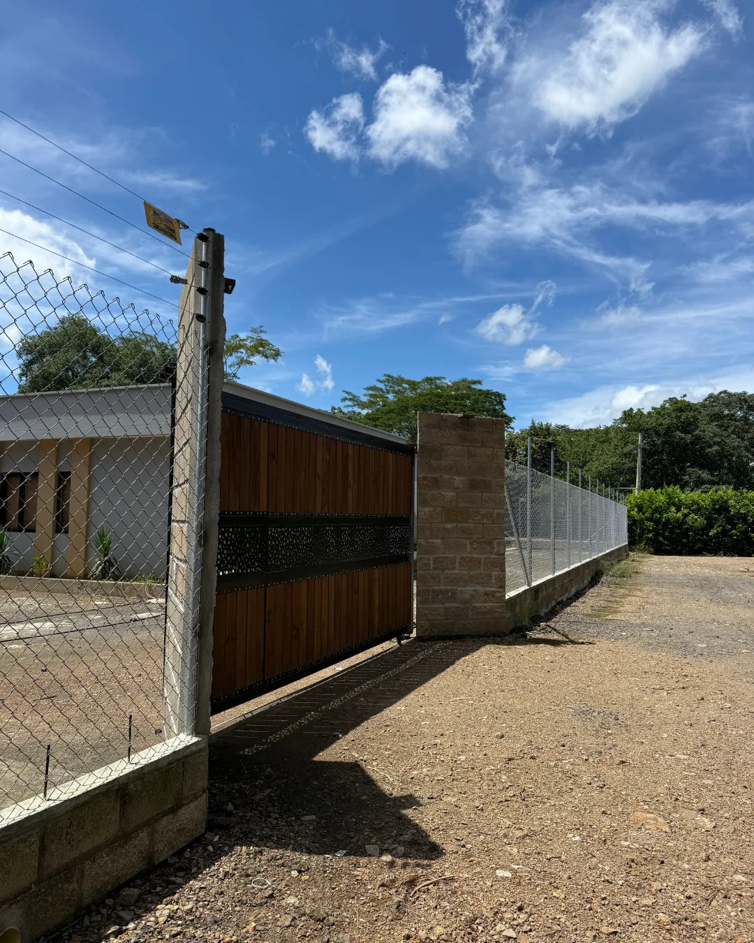 Casa en conjunto campestre 3.600mts2 6 habitaciones kiosco piscina bodegas casa auxiliar