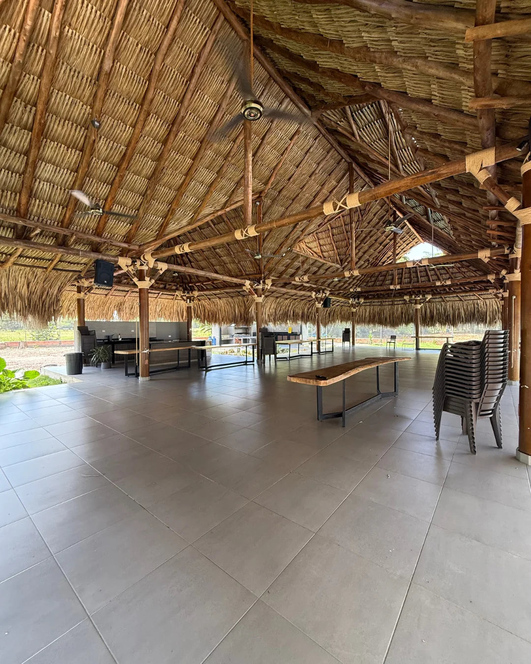 Casa en conjunto campestre 3.600mts2 6 habitaciones kiosco piscina bodegas casa auxiliar