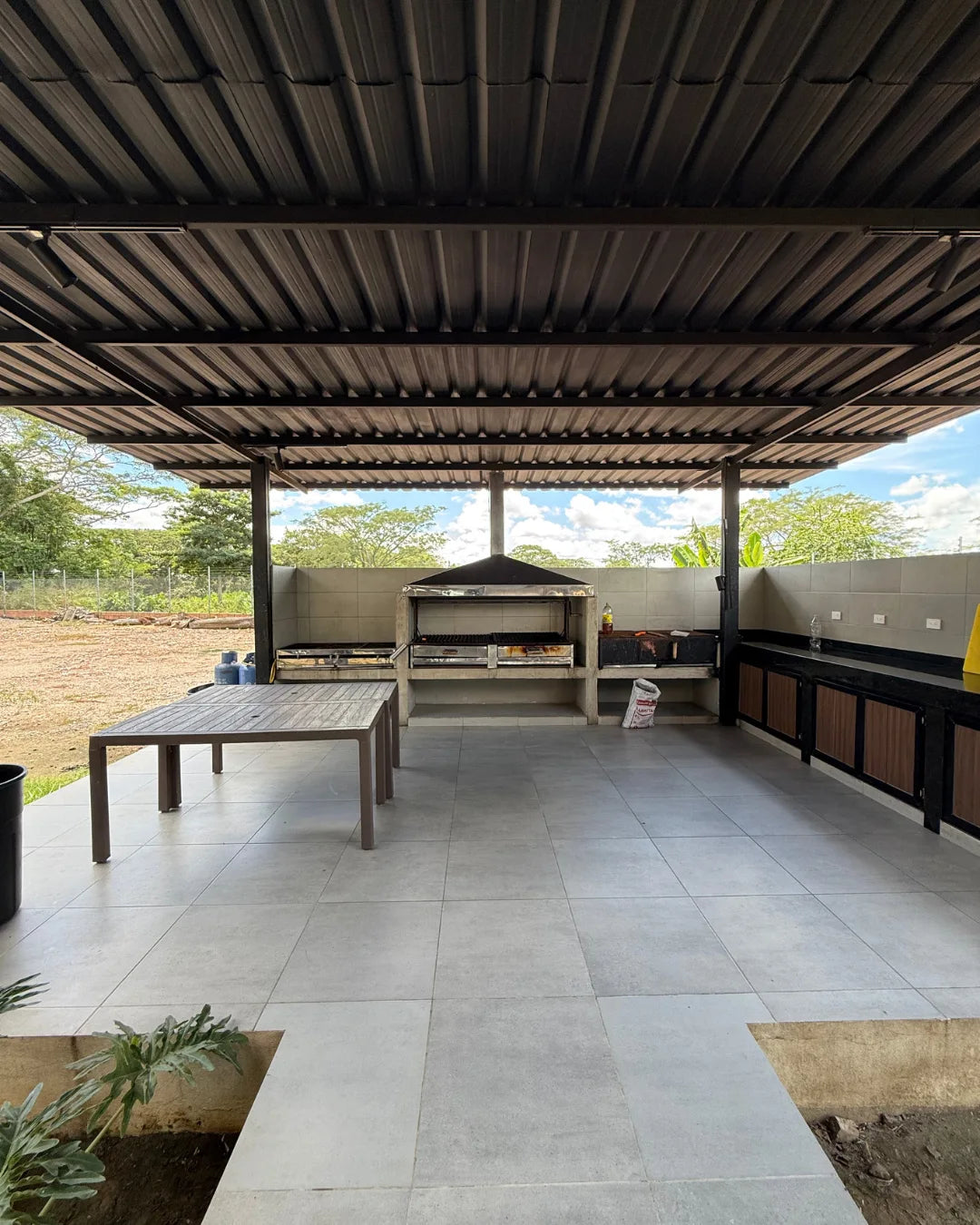 Casa en conjunto campestre 3.600mts2 6 habitaciones kiosco piscina bodegas casa auxiliar