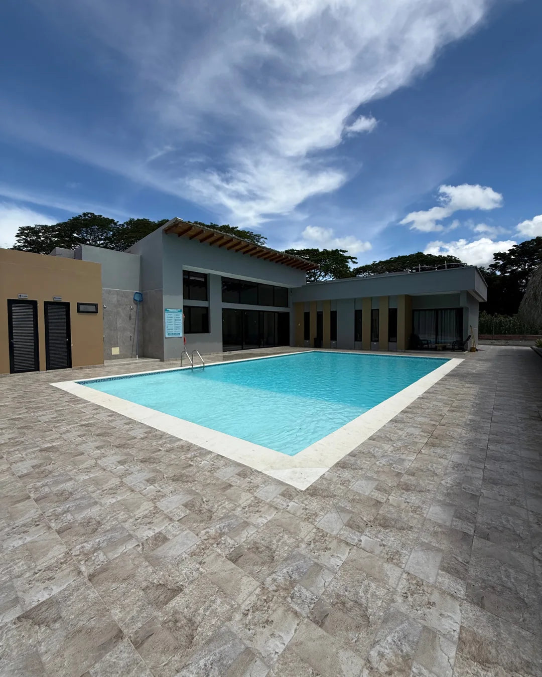Casa en conjunto campestre 3.600mts2 6 habitaciones kiosco piscina bodegas casa auxiliar