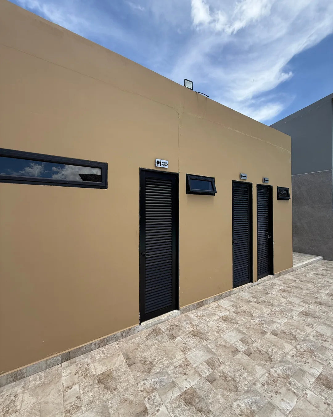 Casa en conjunto campestre 3.600mts2 6 habitaciones kiosco piscina bodegas casa auxiliar