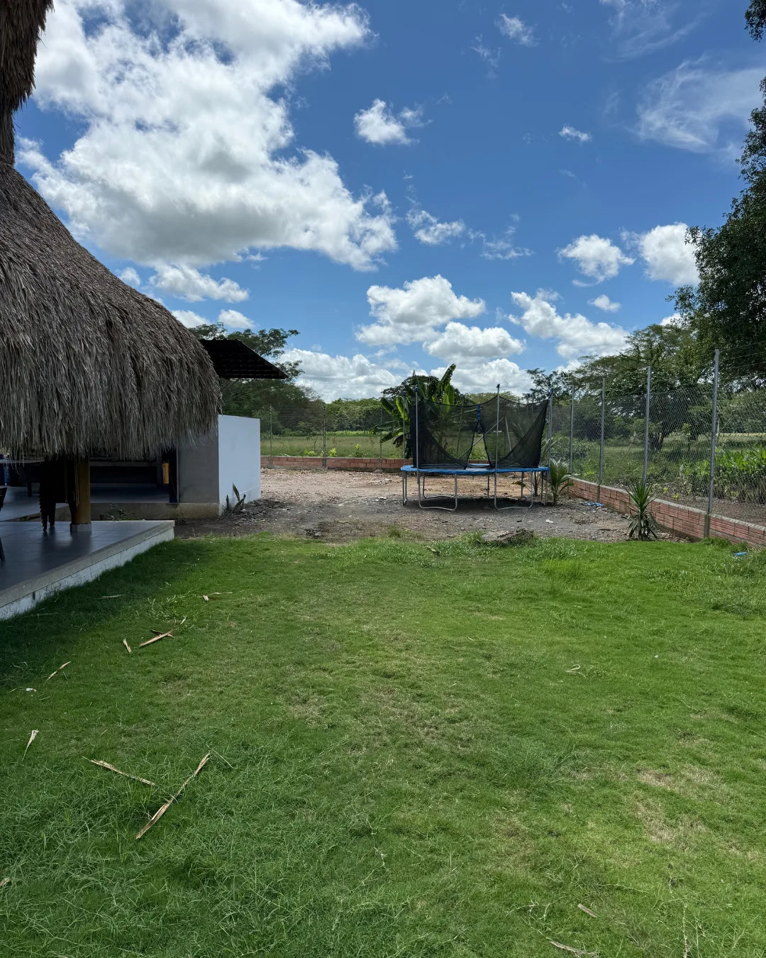 Casa en conjunto campestre 3.600mts2 6 habitaciones kiosco piscina bodegas casa auxiliar