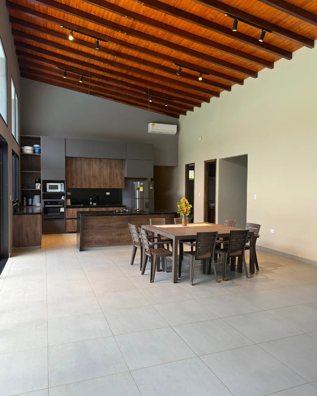 Casa en conjunto campestre 3.600mts2 6 habitaciones kiosco piscina bodegas casa auxiliar