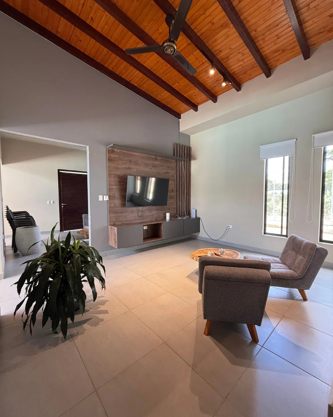 Casa en conjunto campestre 3.600mts2 6 habitaciones kiosco piscina bodegas casa auxiliar