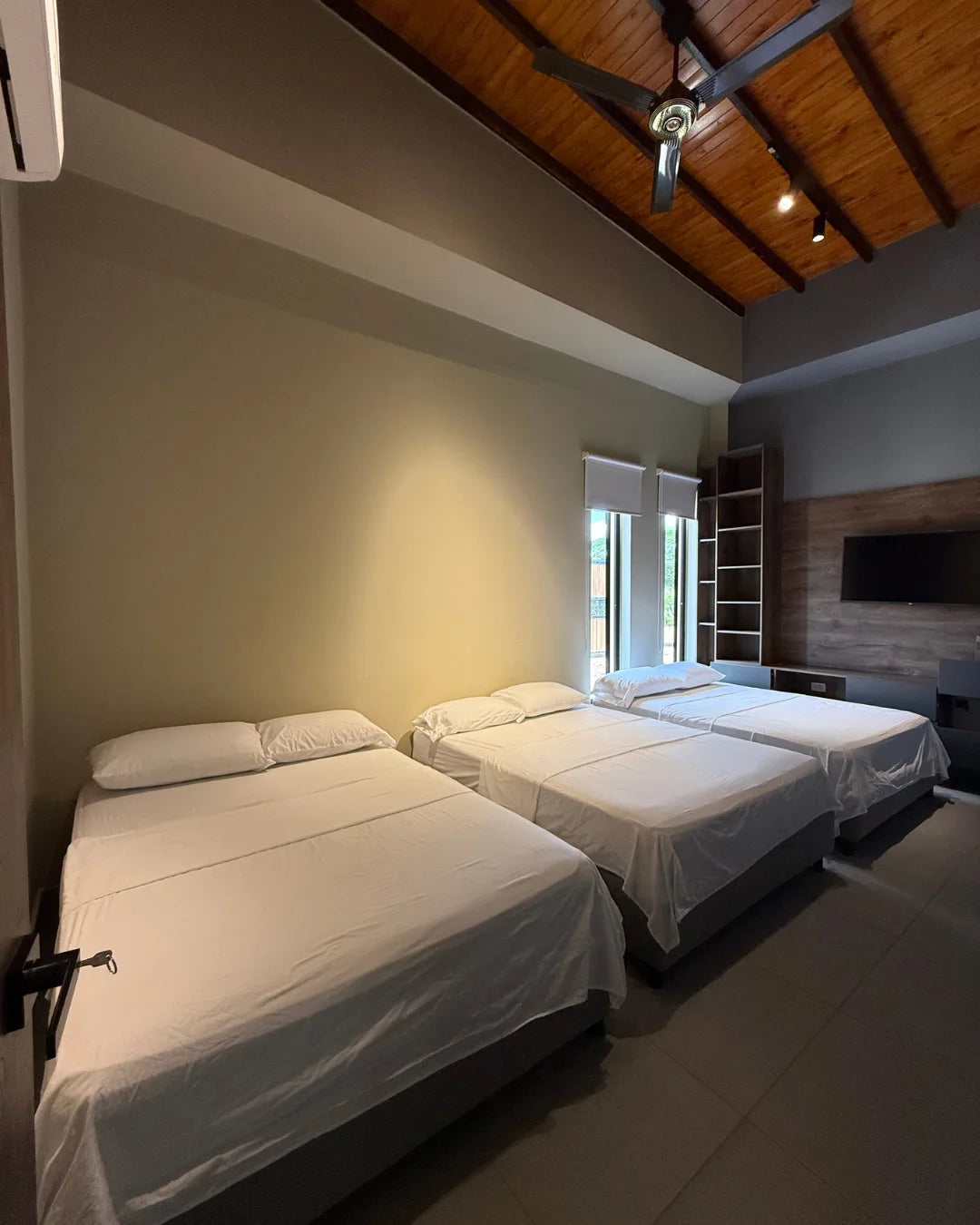 Casa en conjunto campestre 3.600mts2 6 habitaciones kiosco piscina bodegas casa auxiliar