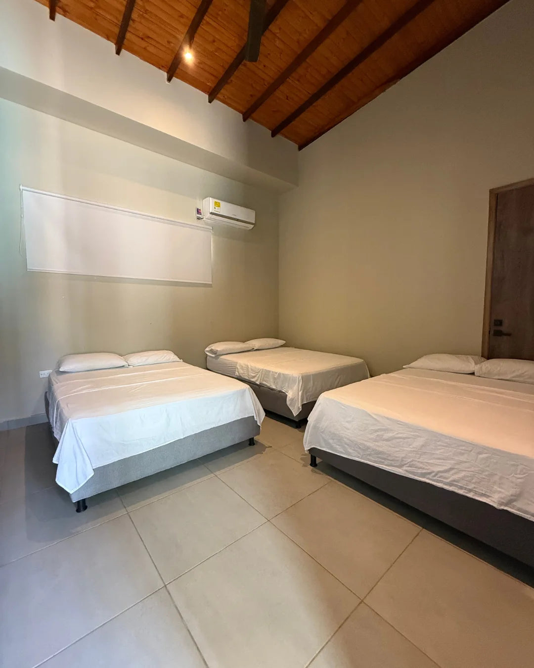 Casa en conjunto campestre 3.600mts2 6 habitaciones kiosco piscina bodegas casa auxiliar