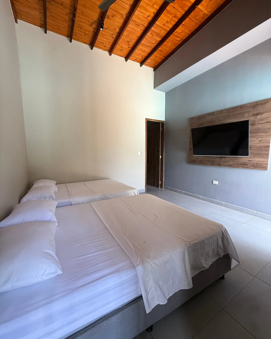Casa en conjunto campestre 3.600mts2 6 habitaciones kiosco piscina bodegas casa auxiliar