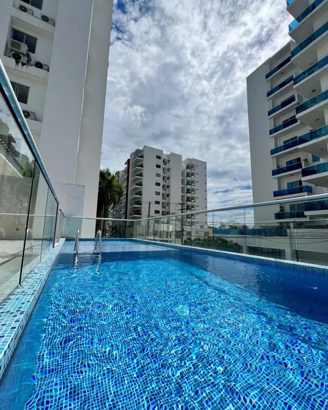 Apartamento 155mts2 en castellana 3 habitaciones + servicio + 2 parqueaderos + cuarto útil