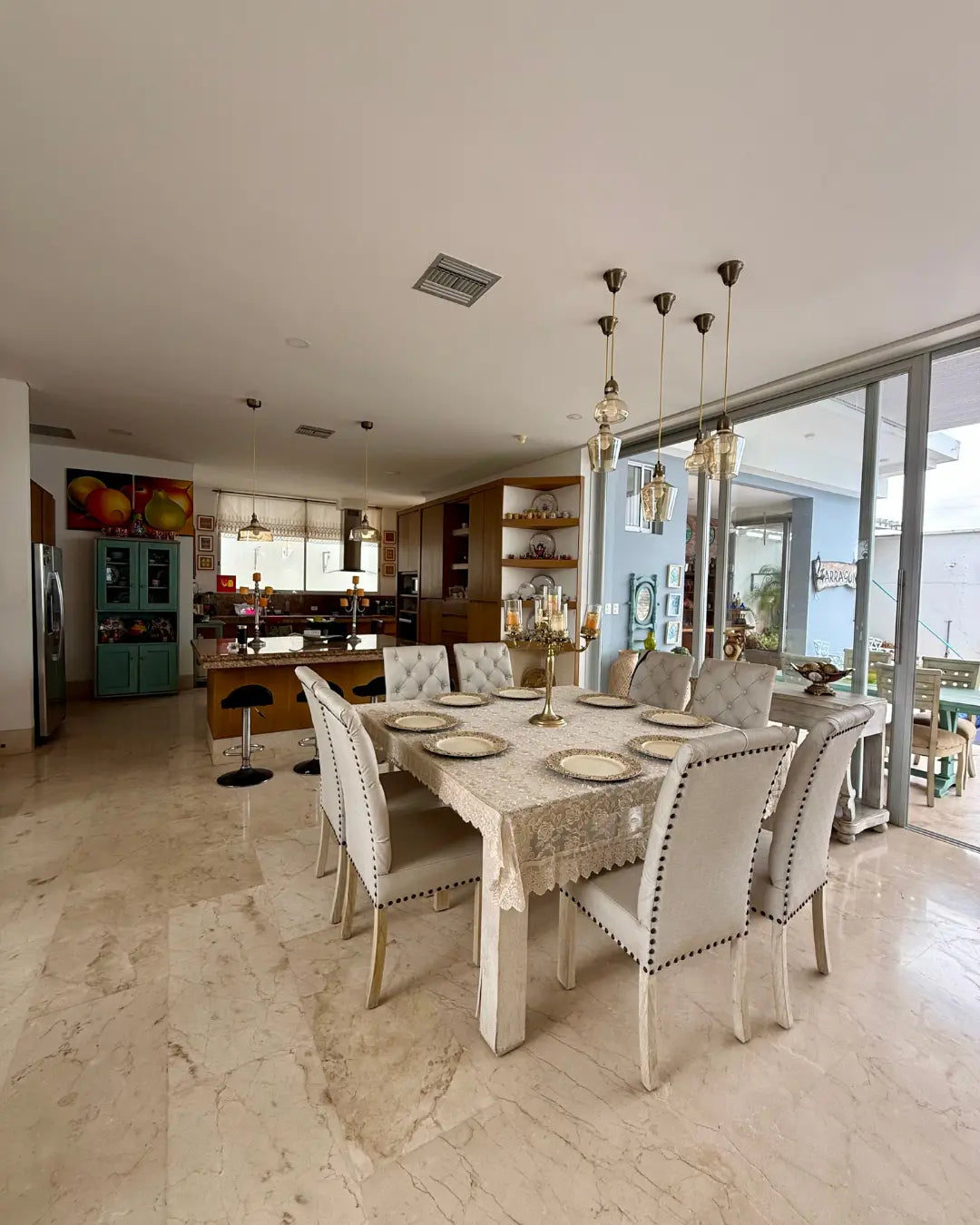 Casa de lujo 700mts2 en exclusivo conjunto cerrado con 4 habitaciones + servicio + estudio + piscina + bar + bbq