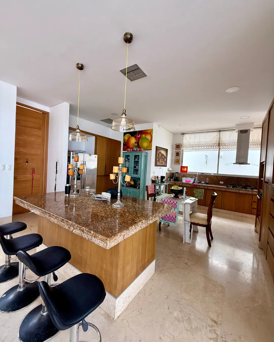 Casa de lujo 700mts2 en exclusivo conjunto cerrado con 4 habitaciones + servicio + estudio + piscina + bar + bbq