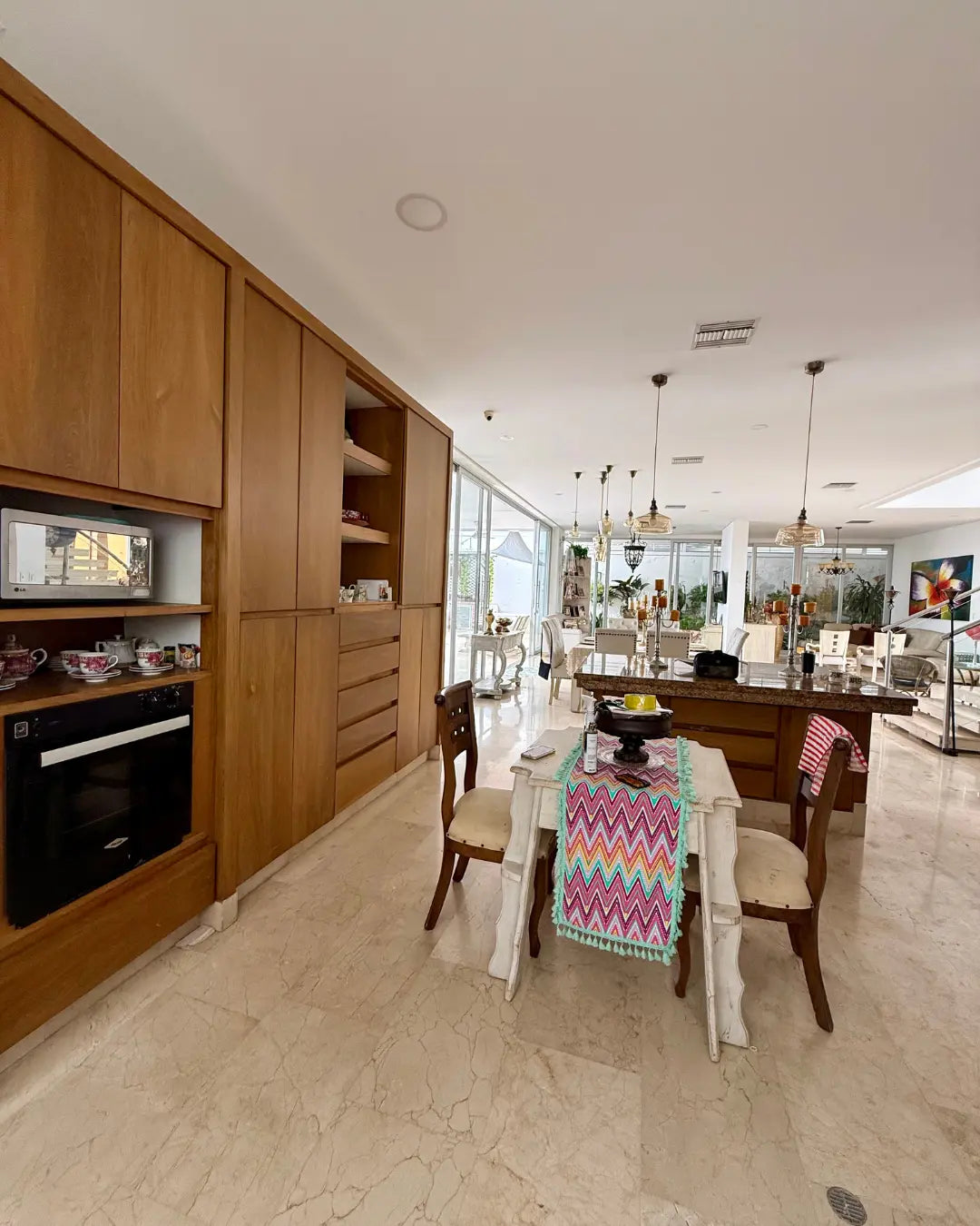 Casa de lujo 700mts2 en exclusivo conjunto cerrado con 4 habitaciones + servicio + estudio + piscina + bar + bbq