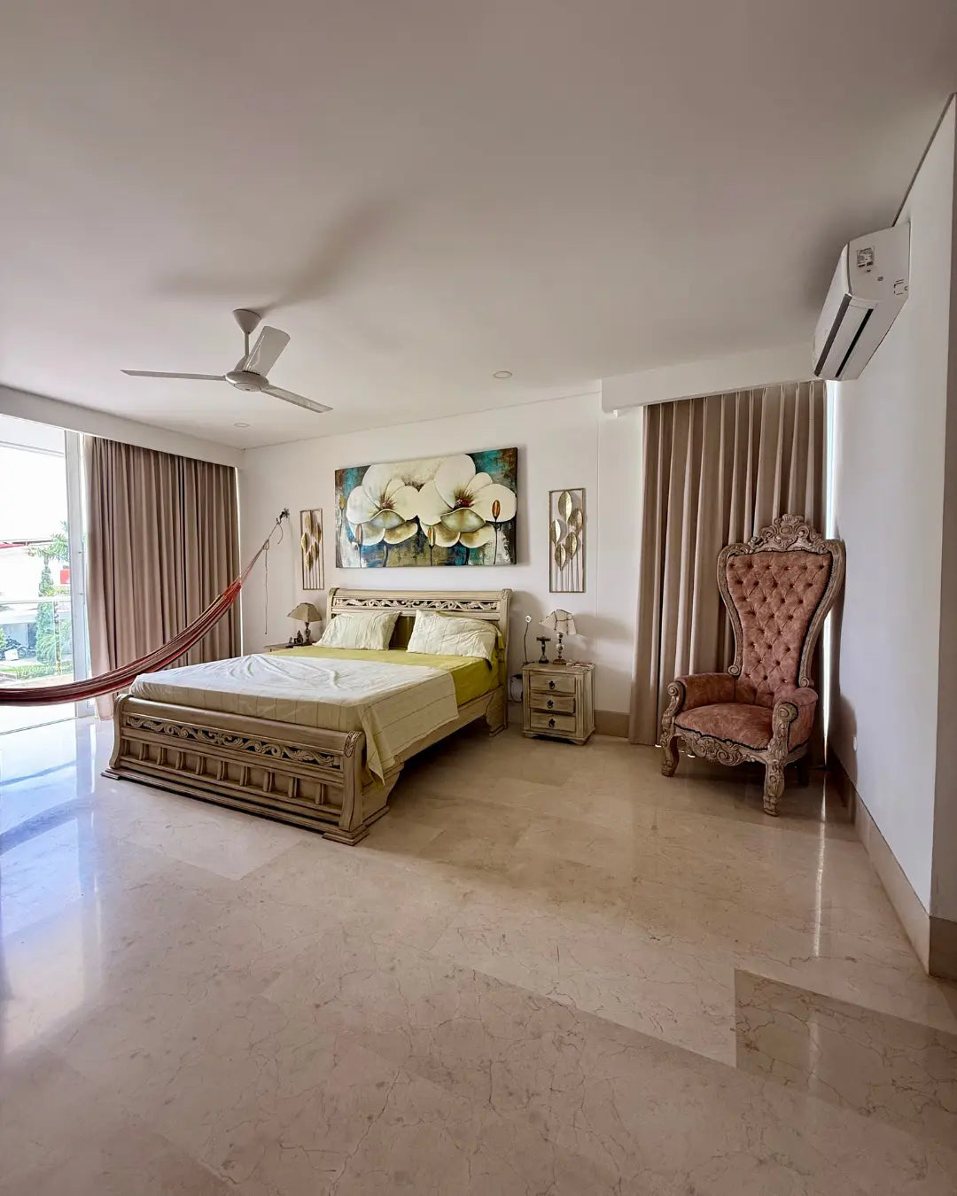 Casa de lujo 700mts2 en exclusivo conjunto cerrado con 4 habitaciones + servicio + estudio + piscina + bar + bbq
