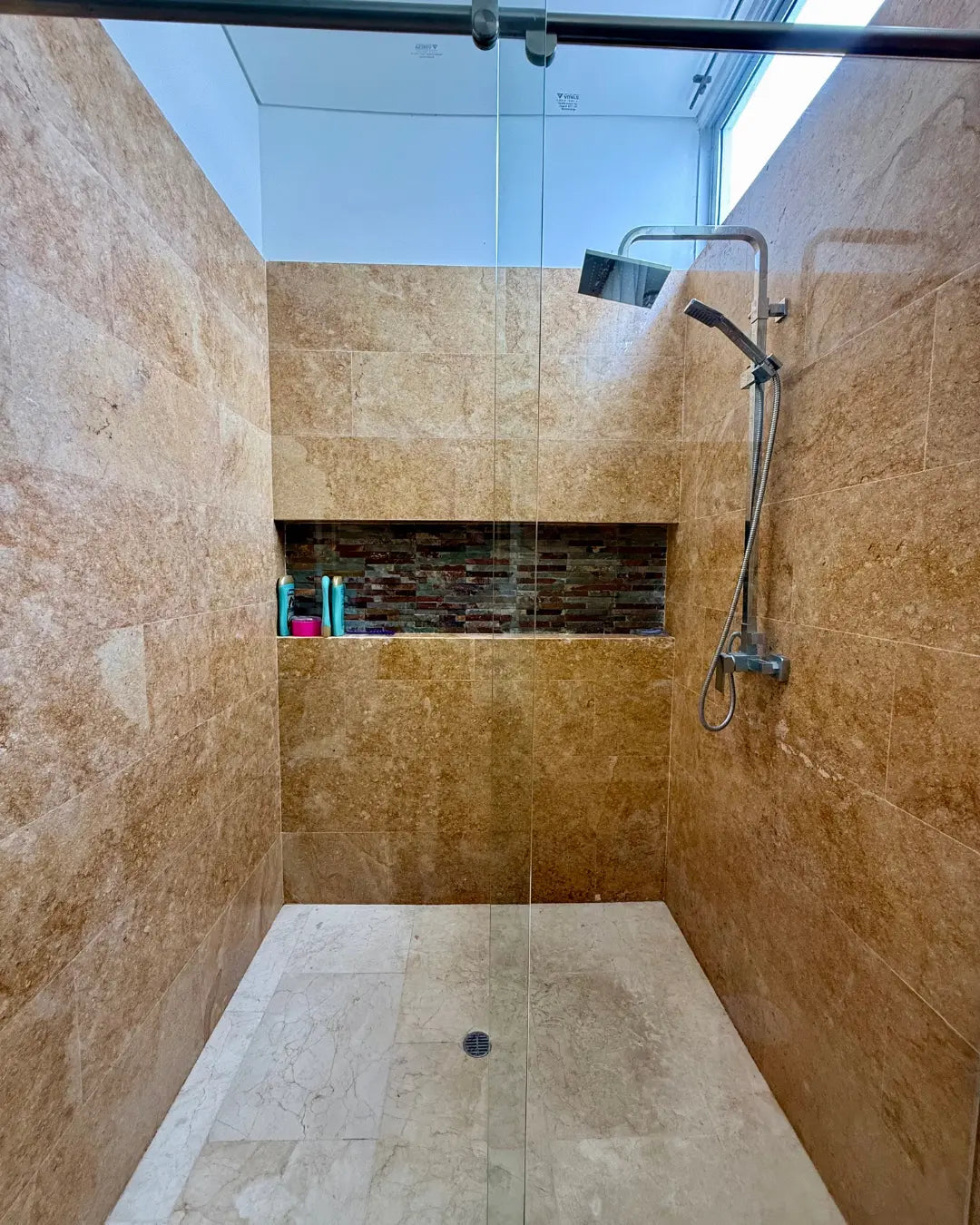 Casa de lujo 700mts2 en exclusivo conjunto cerrado con 4 habitaciones + servicio + estudio + piscina + bar + bbq