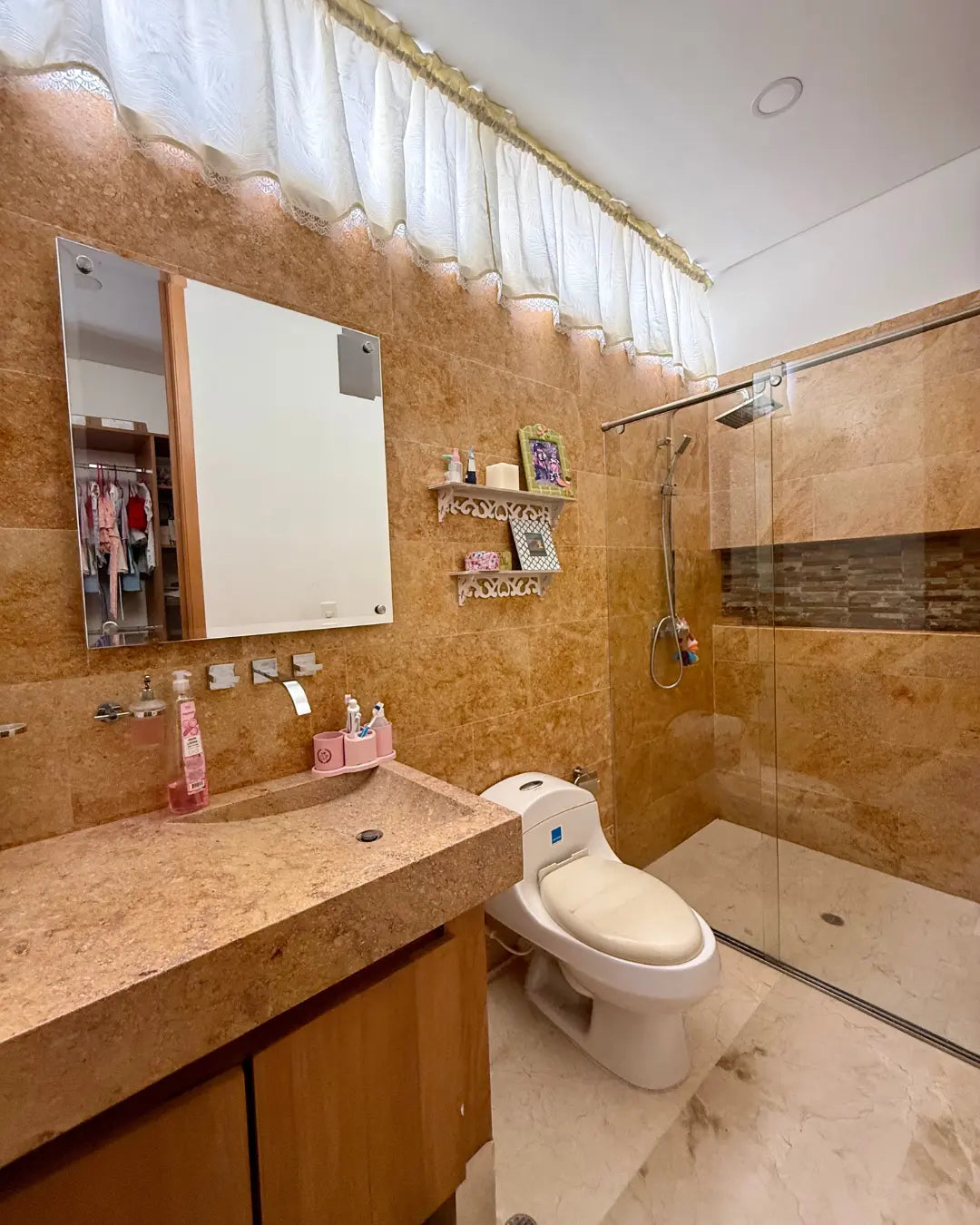 Casa de lujo 700mts2 en exclusivo conjunto cerrado con 4 habitaciones + servicio + estudio + piscina + bar + bbq